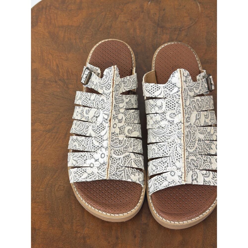 NWT Casta Sundance Iza White Sandal w/ Floral PatternSize 41 #0583 - Picture 3 of 5